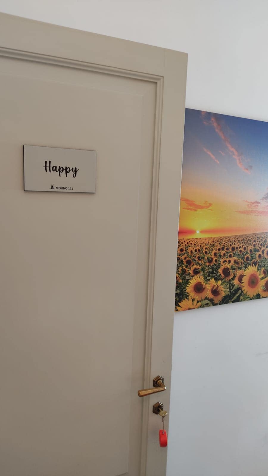 I due letti singoli, possono essere uniti su richiesta per trasformarsi in un matrimoniale. L’arredamento è essenziale con colori chiari e dettagli vivaci che riflettono lo spirito allegro
È dotata di Wi-Fi gratuito, armadio capiente,Tv riscaldamento