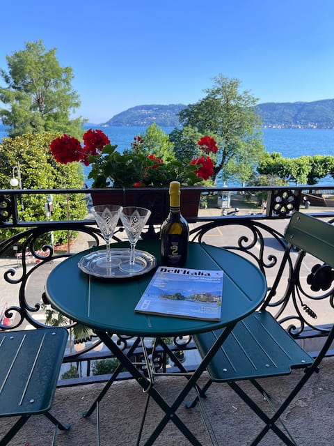 Isola Bella large charming accommodation overlooking the lake