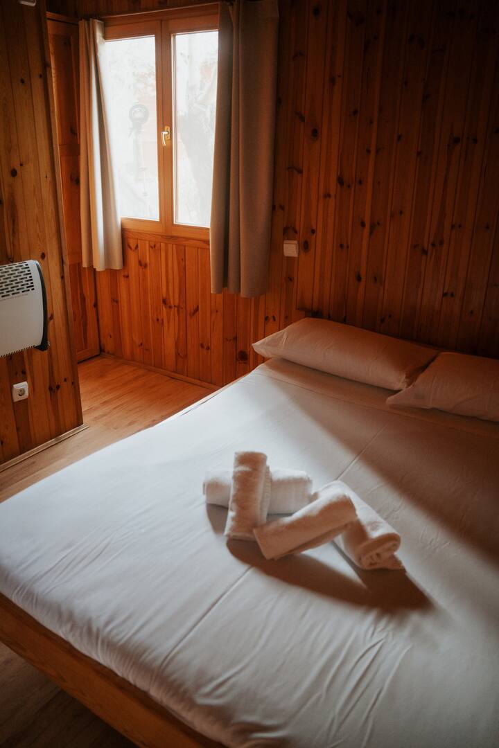 Chambre En Bois Avec Lit Double - Alquézar