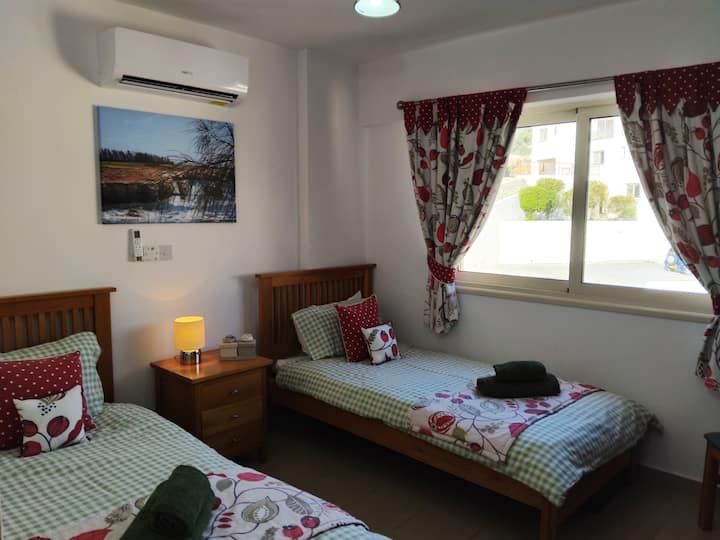 غرفة نوم توي وخزانة ملابس وخزانة وطاولة بجانب السرير. أغطية الأسرّة والمناشف الاحتياطية المتبقية لكل ضيف. وحدة تكييف هواء جديدة يمكن استخدامها كمدفأة في فصل الشتاء.