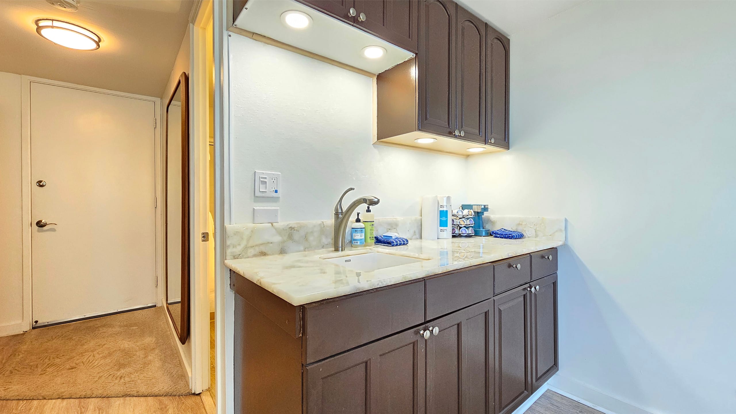 TWP 1005 Charming & Cozy Studio w/Parking - Image 10