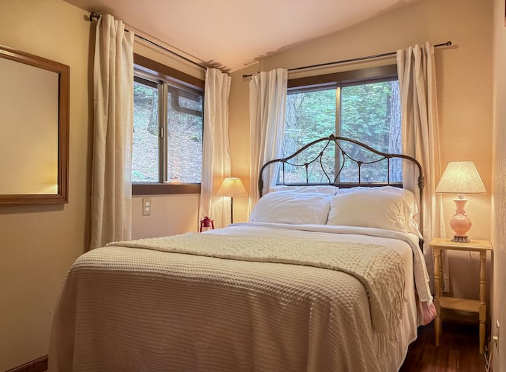 La petite chambre dispose d'un lit double.