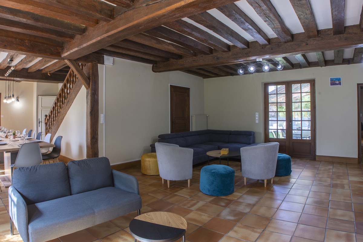 Annonce Airbnb populaire: 4-star gîte - pool/billiards/foosball/fireplace - 14 people à Loiret