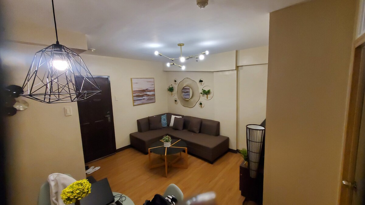 
غرفة معيشة جميلة وواسعة.