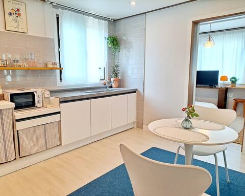 2nd floor of a quiet private house in the center of Gangneung
/Walking trip/Gamseong accommodation/Outdoor deck * Best location * Parking in front of the house