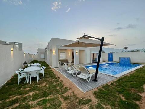 Villa neuve avec piscine privée vue mer