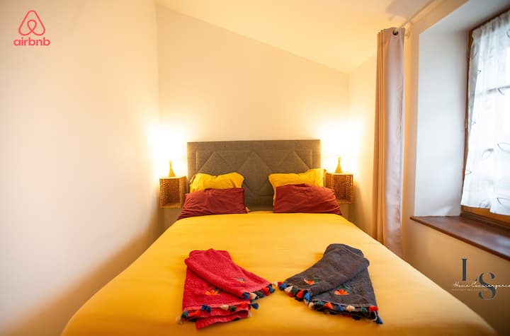  Chambre spacieuse avec grand lit King Size pour un confort absolu !  Un environnement cosy et calme, idéal pour des nuits reposantes ✨. Parfait pour vous ressourcer après une journée bien remplie !