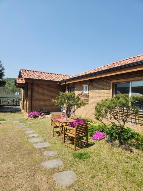 Namyangju Gamseong Accommodation Bookstay Private House: Neat group/family pension
(Main building an