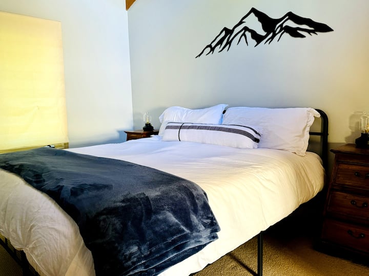 Црн мат метален кревет со големина на брачен кревет во согласност со модерната тема на фармата на горниот кат. Душек од мемори пена. Прекрасни сопствени врати на шталите. Оваа соба е многу ладна во текот на жешките летни денови. Спијте во врвна удобност! 