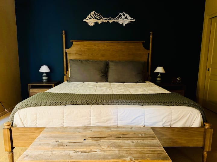 Ултра удобен брачен кревет (широк 150-179 см) на долниот кат