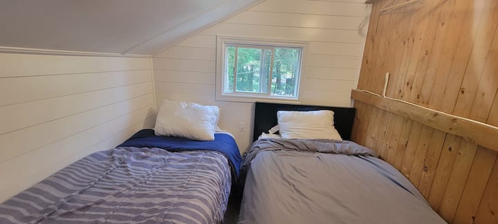 อีกมุมมองหนึ่งของเตียงเดี่ยวในห้องนอนใต้หลังคาอีกห้อง