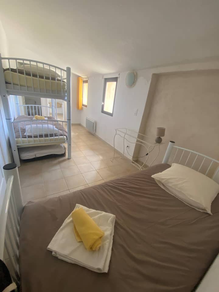 Chumba cha 3, kitanda 1 cha mtu mmoja na kitanda cha ghorofa