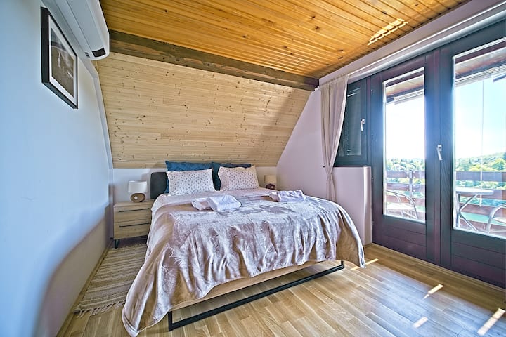 Stort soveværelse med balkon