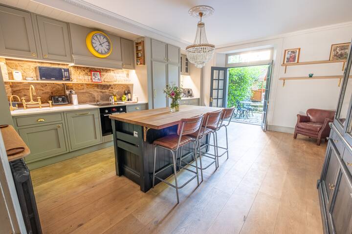 Saxe-Coburg Sauna Apartment Stockbridge gallery image 2