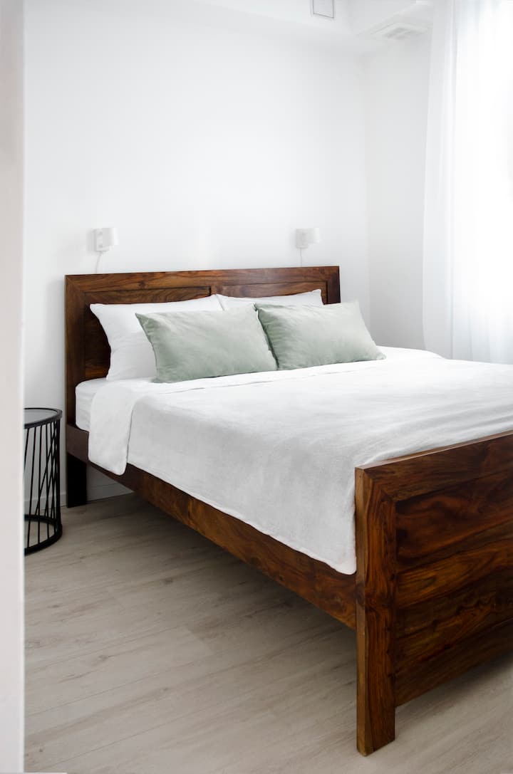 ห้องนอนพร้อมเตียงควีนไซส์โรสวูดที่ไม่เหมือนใคร