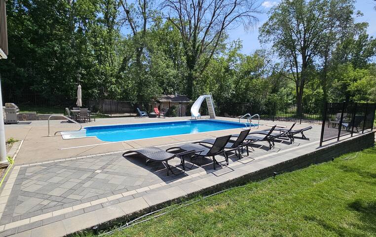 Large home w/ pool, hot tub & arcade gallery image 2