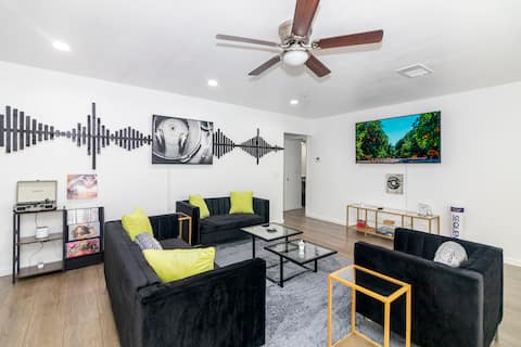 Music Home|Arcade|1 block to U of Redlands|9Guests