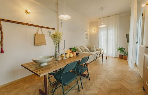 Popular Airbnb listing: Stylish cozy artistic Athens apartment in ΚΟΙΛΗΣ