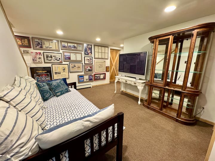 Cozy downstairs sitting area that becomes a single daybed, with a TV with Roku at the Forest Lodge near Silverwood Theme Park.