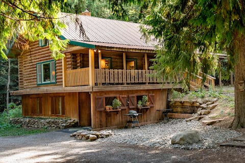 3-Level Log Cabin near Silverwood - Tranquil