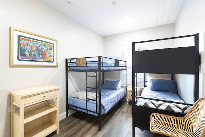 双层欧文斯客房（ Bunk Owens Room ）配备有机棉床垫的双层床！