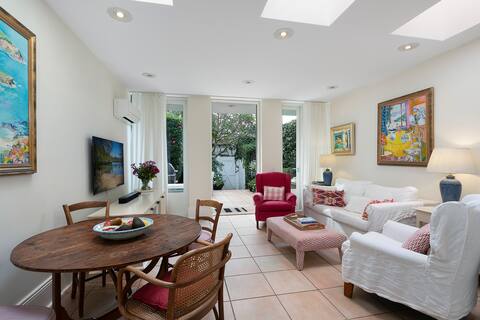 Top performing Airbnb: Traditional Paddington Terrace in Paddington