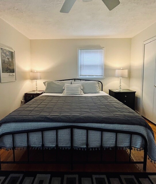 Primarna spavaća soba s krevetom,  velikim noćnim ormarićima i ormarom