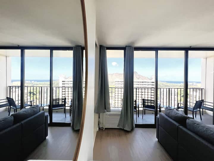 Luminosa y espaciosa, esta sala de estar fluye sin problemas hacia el balcón, ofreciendo el espacio perfecto para relajarse y disfrutar de las vistas, dentro o al aire libre.