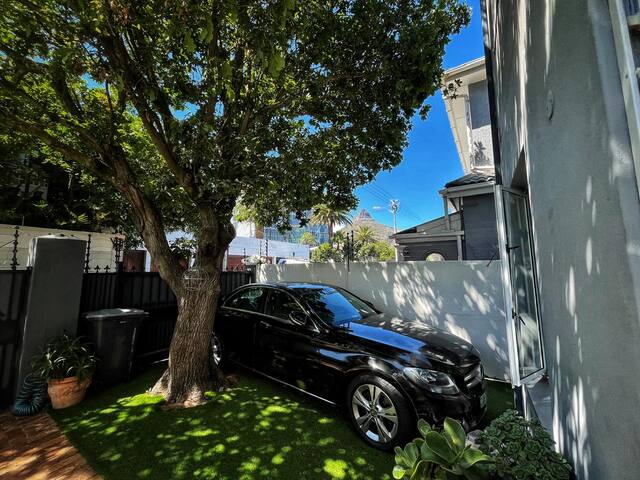 Sea Point 2-bedroom cottage close to promenade gallery image 3