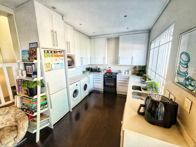 Sea Point 2-bedroom cottage close to promenade gallery image 2