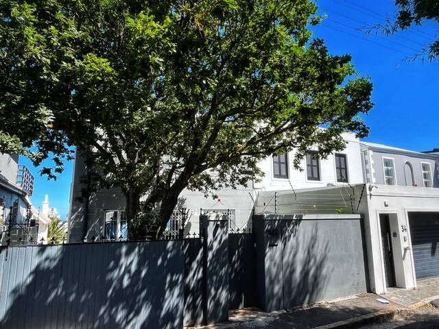 Sea Point 2-bedroom cottage close to promenade