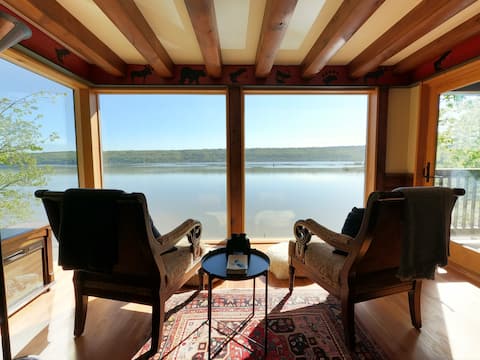 Idyllic Lakefront 1-Bdrm Apartment, Close to CU/IC