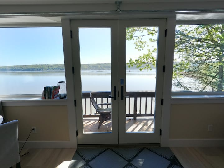 Lakeside Suite Retreat W/ King Minutes From Town - 伊薩卡