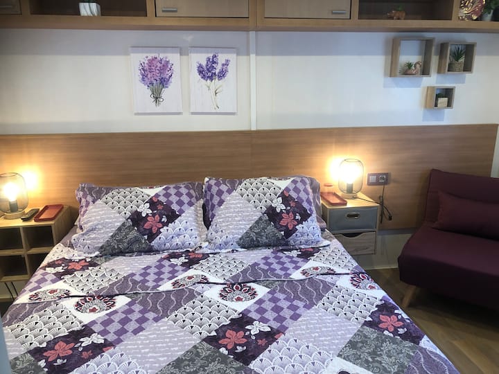 Chambre parentale, lit 1m60, larges espaces latérales, plus fauteuil convertible lit d'appoint, placards vêtements.