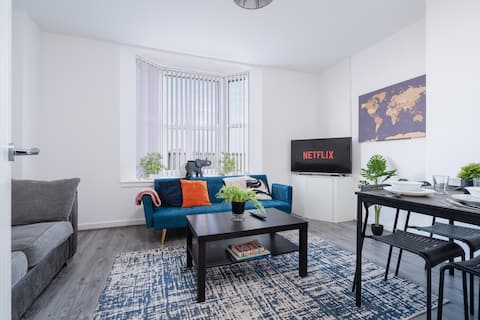 Top Airbnb: Beautiful Apartment Dos - free public parking in Aintree Village