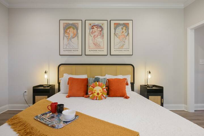 Jewel of the South- Heated Pool, 8 Beds & Parking gallery image 3