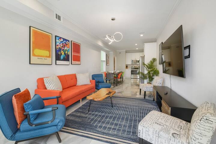 Jewel of the South- Heated Pool, 8 Beds & Parking gallery image 2