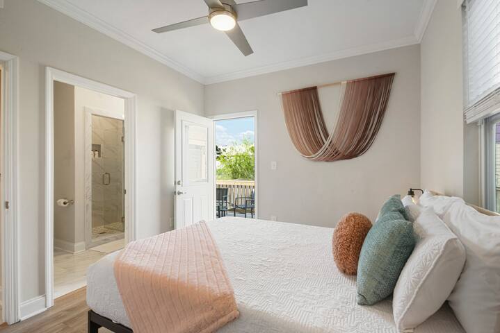 Jewel of the South- Heated Pool, 8 Beds & Parking gallery image 4