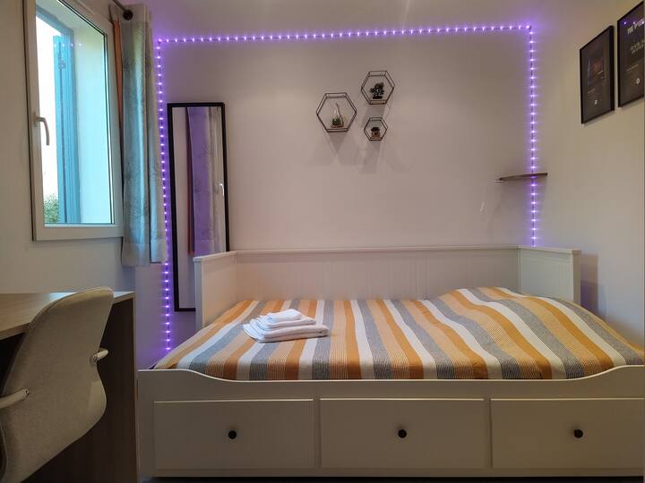 Se si utilizza il divano come letto singolo, i materassi si posizionano uno sopra l'altro e se si utilizza il divano come letto matrimoniale, si posizionano uno accanto all'altro.
Due materassi 80x200 + cuscini e traversina   Completa il letto matrimoniale 