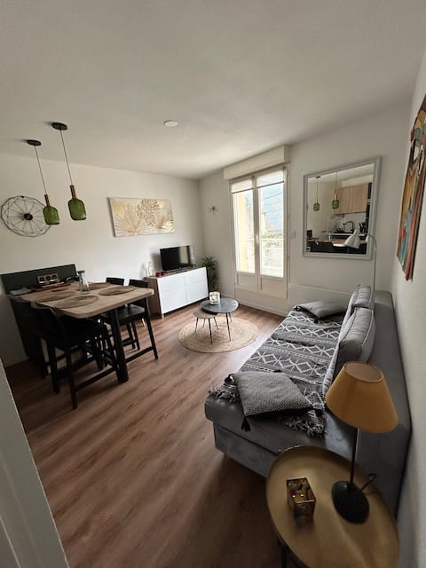 Annonce Airbnb populaire: 2-bedroom apartment + private garage near the beach à Les Sables D'olonne