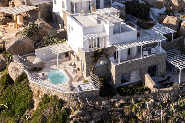 Beachfront Super Rockies Resort Villa Anemeli