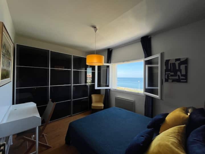 Საძინებლიდან ზღვის ხედი იშლება