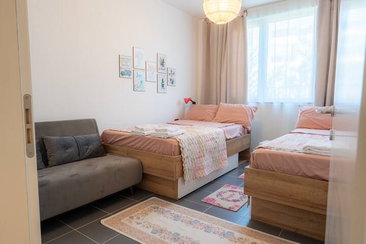 Dhoma e gjumit ka tre krevate,  dy me madhësi 120x200 dhe një krevat 90x100. 