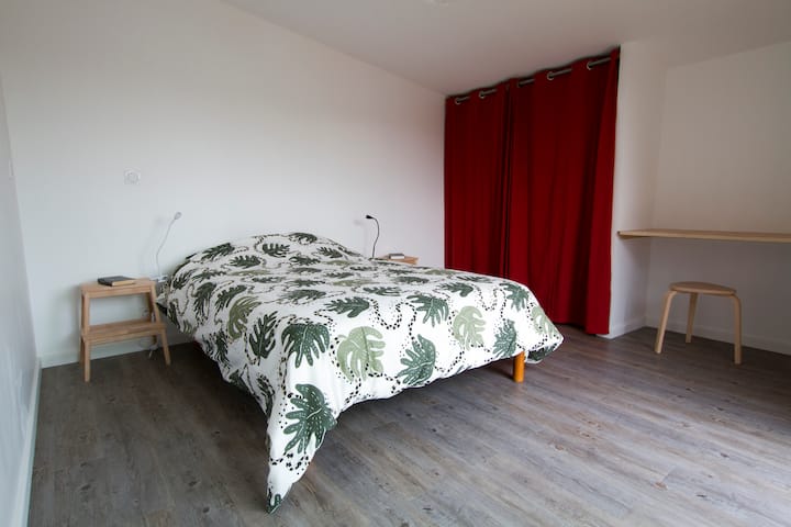 غرفة تقع في الطابق الأرضي ويمكن الوصول إليها للأشخاص ذوي الاحتياجات الخاصة 