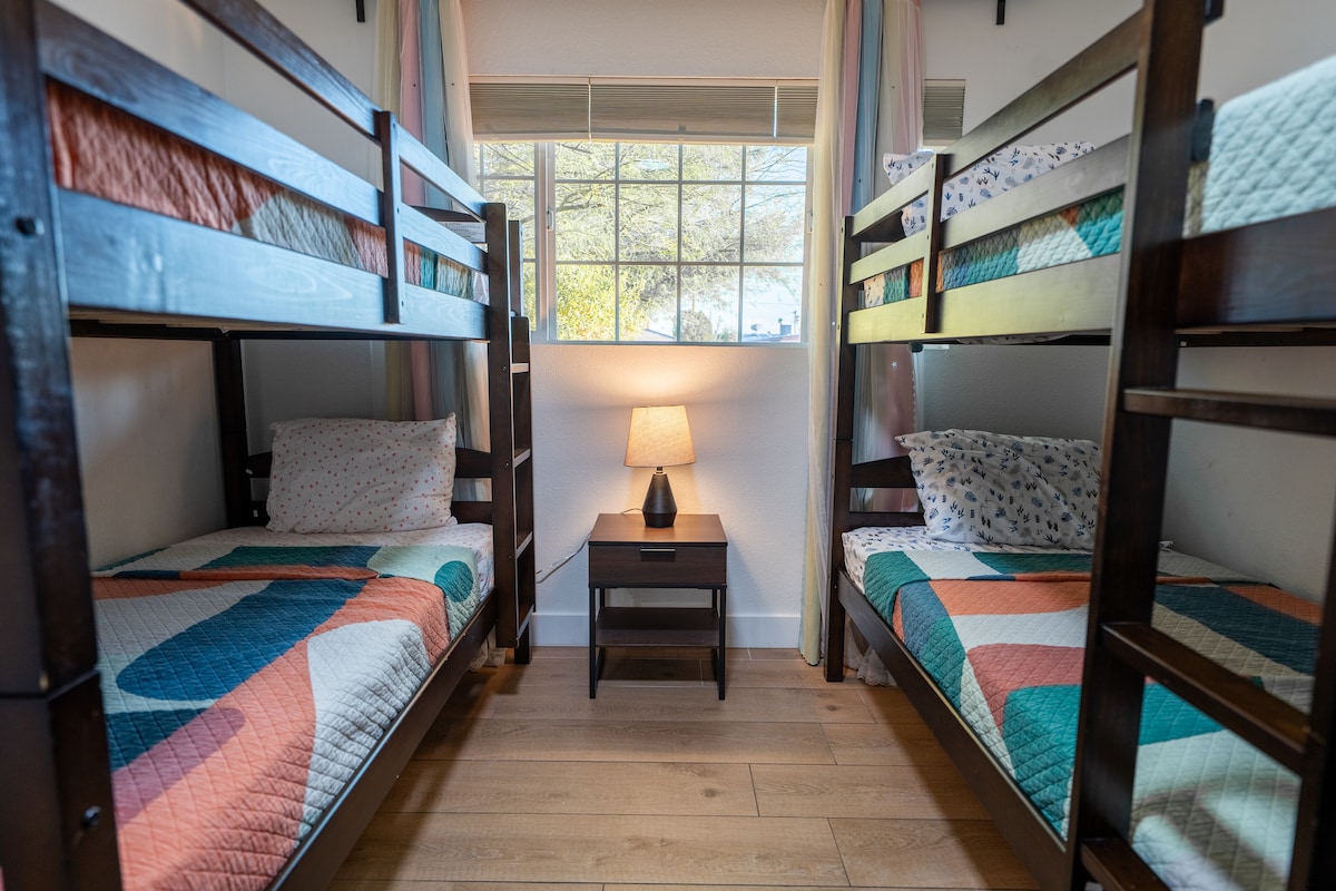 Chumba cha ghorofa cha kufurahisha na kinachofanya kazi, kinafaa kwa watoto, vijana au makundi.