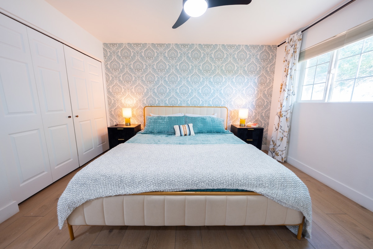 Mapumziko yako ya kustarehesha yakiwa na mashuka laini na mazingira ya kisasa, yenye starehe.