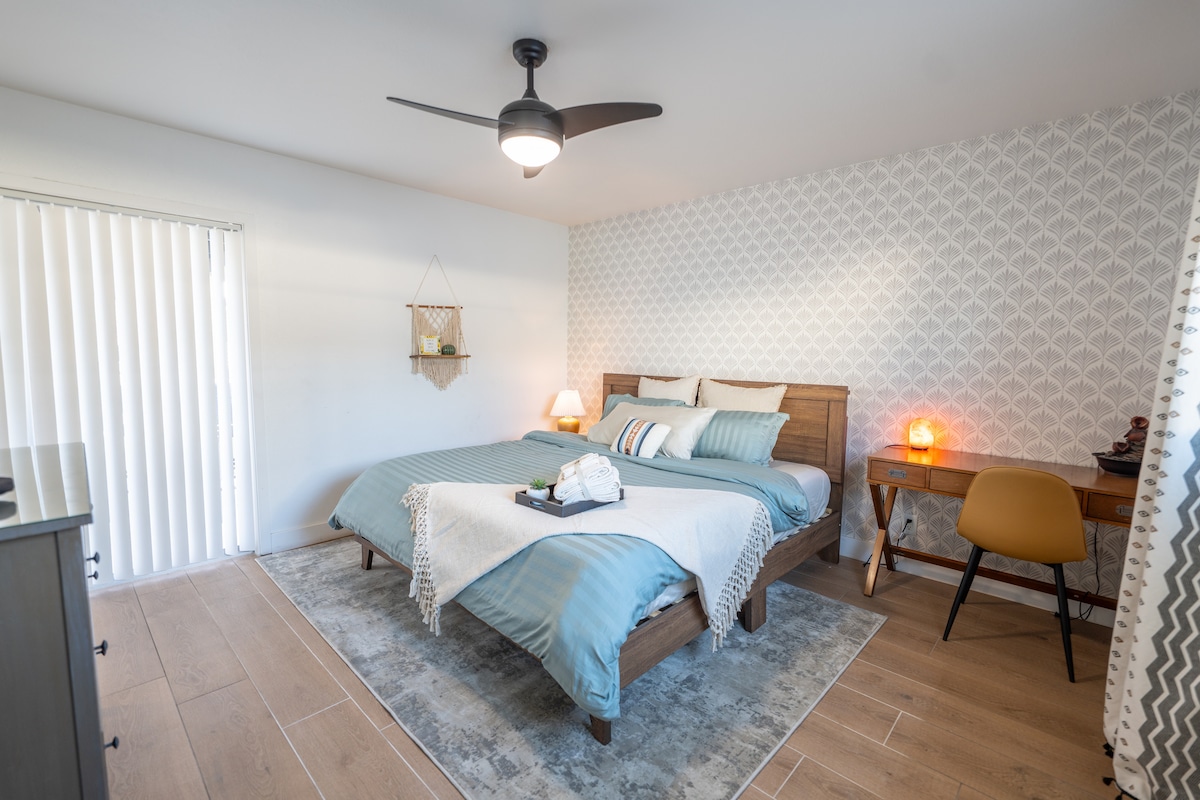 Pumzika katika chumba hiki cha kulala tulivu chenye televisheni kilicho na vitanda vizuri, mwanga laini na mapambo ya kutuliza.