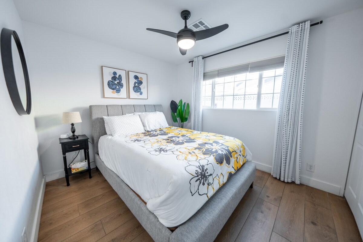 Chumba cha kulala chenye mwanga na furaha chenye kitanda cha ukubwa wa kifalme na mwanga wa asili.