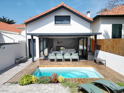 Modern villa with swimming pool 90m from the beach