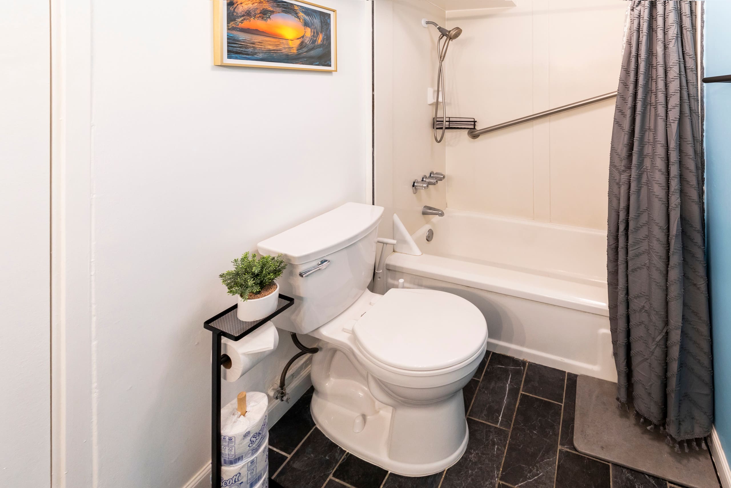 Condo in Honolulu · ★4.5 · Studio · 2 beds · 1 private bath - Image 17